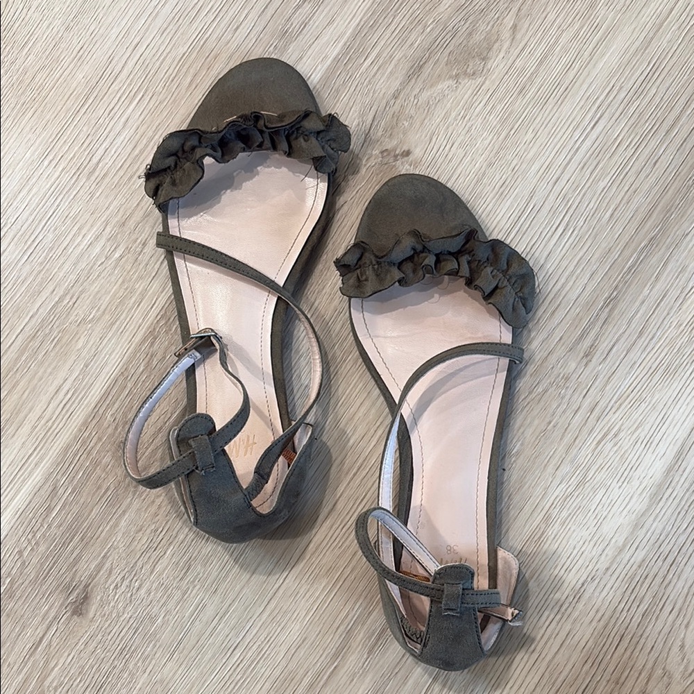 H&M | Suede Flat Sandal | 38